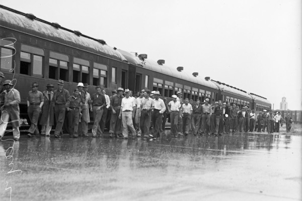 200 Civilian Conservation Corps men detraining at Texas and Pacific Railway station in Fort Worth before boarding trucks for Lake Worth in 1934. Courtesy of the University of Texas at Arlington Special Collections.